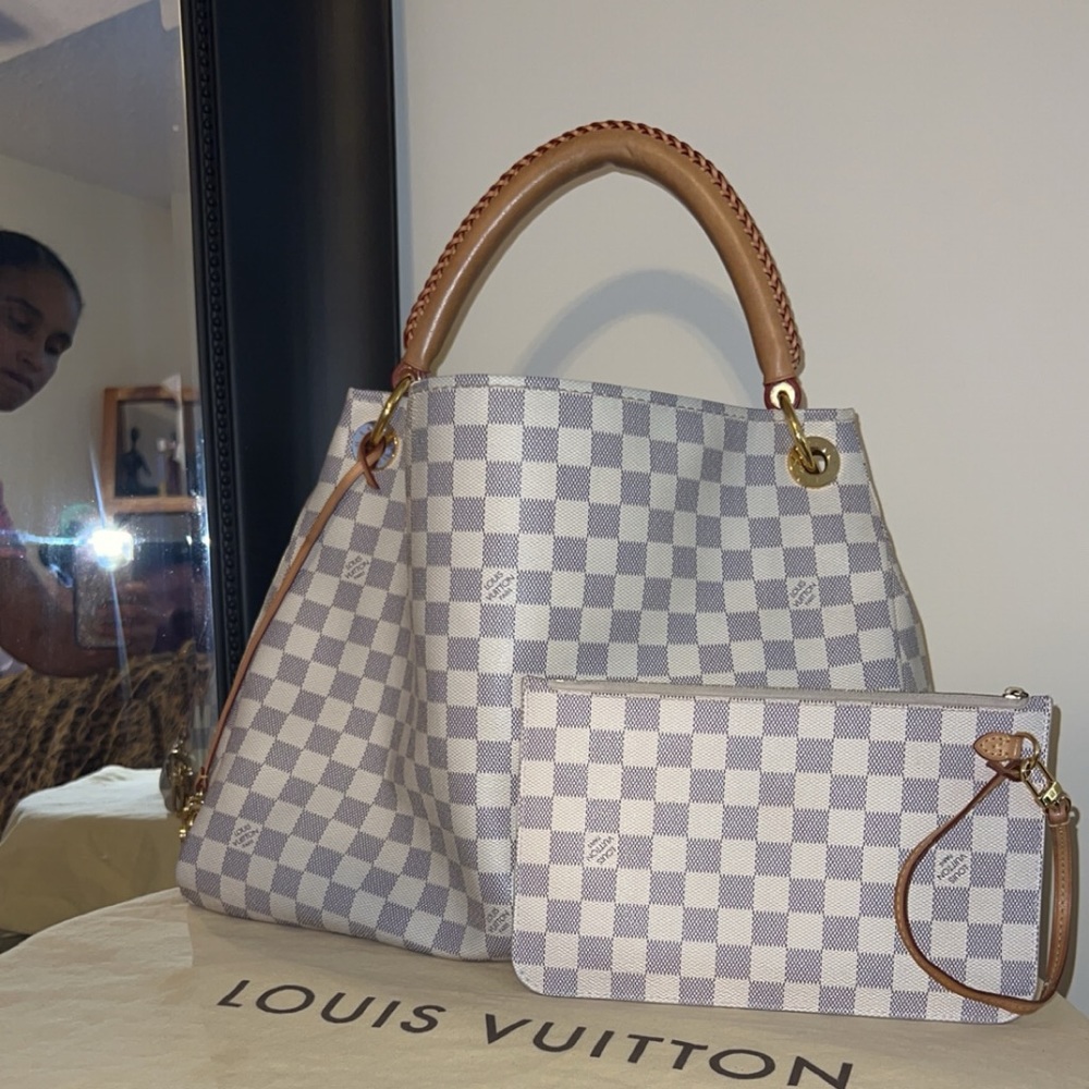 Large Louis Vuitton Artsy Gm not available in stores right now